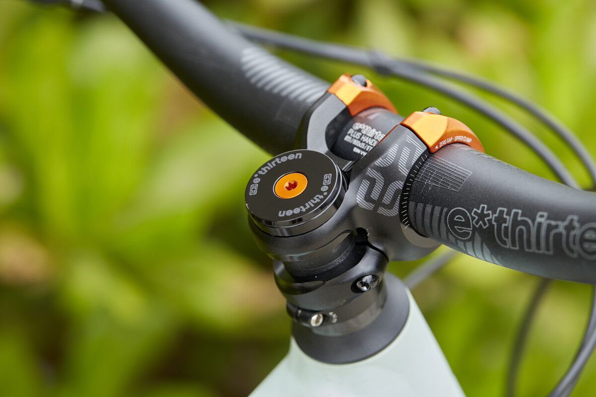 E13 Stem Top Cap Incl. Bolt & Headset Spacers Naranja - Image 2